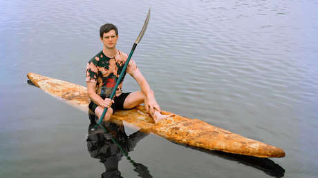 Un kayak hecho de hongos y una peculiar compañía: La travesía 'eco-friendly' de un hombre en el océano