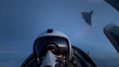 VIDEO: La épica maniobra de un Su-57 grabada por su 'hermano'