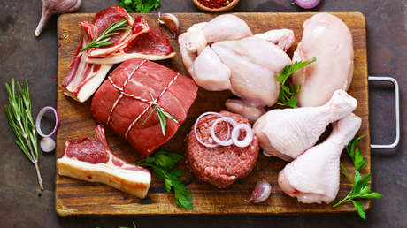 ¿Por qué la carne de pollo cruda es peligrosa y la de res no?