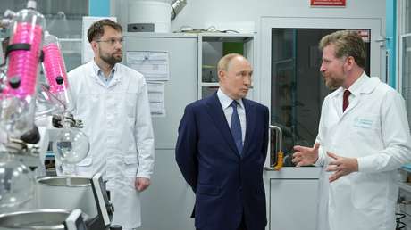 Putin inspecciona uvas resistentes y "fresas rejuvenecedoras"