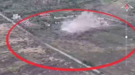 VIDEO: Un T-90M ruso arrasa con fuego un puesto de control de drones ucranianos