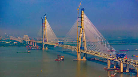 China inaugura el puente atirantado más largo del mundo