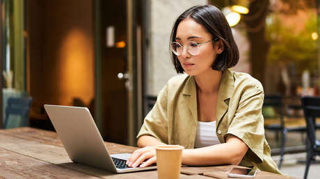 Trabajar con wifi gratis en un café es una práctica que se 'extingue' en este país