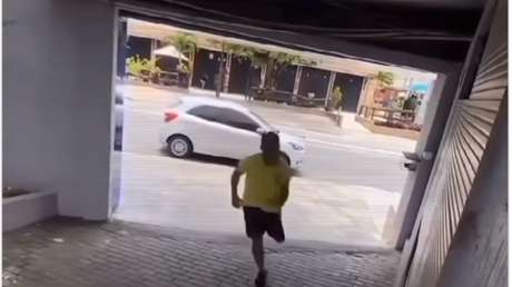 Viene a un hotel a pillar a su esposa con otro hombre y se lleva la sorpresa de su vida