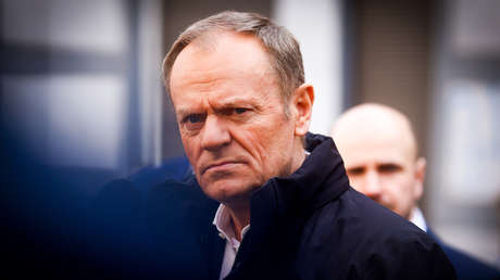 Roban automóvil del primer ministro de Polonia frente a su propia casa