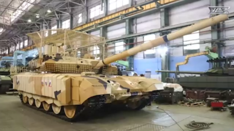 Del podio al combate: el espectacular salto al frente de un tanque ruso con escala en Abu Dabi