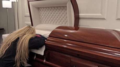 La viuda de Charlie Kirk llora sobre su ataúd en devastadoras imágenes