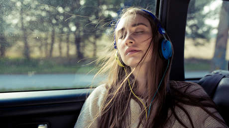 Estos géneros musicales pueden reducir el riesgo de mareo en coche hasta en un 57 %