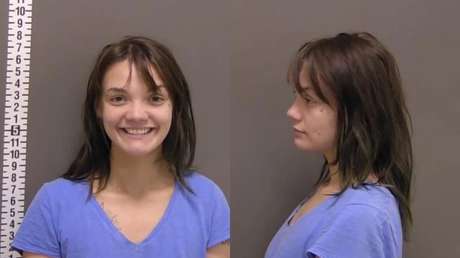 Ataca con un hacha a su novio dormido y posa sonriente en la ficha policial