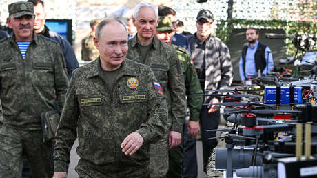 VIDEO: Putin en uniforme militar inspecciona armas durante megamaniobras de Rusia y Bielorrusia