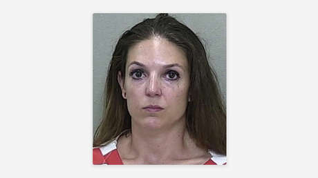 Condenan a una enfermera que fue sorprendida por su esposo en acto sexual con su hijastro