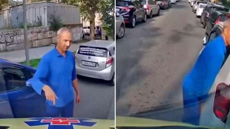 VIDEO: Paramédico ruso mueve con sus manos un coche que impedía el paso de una ambulancia