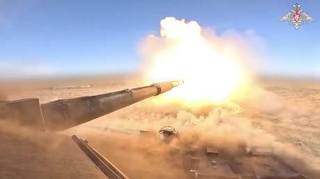 VIDEO: Tanques rusos acaban con posiciones camufladas de las tropas ucranianas