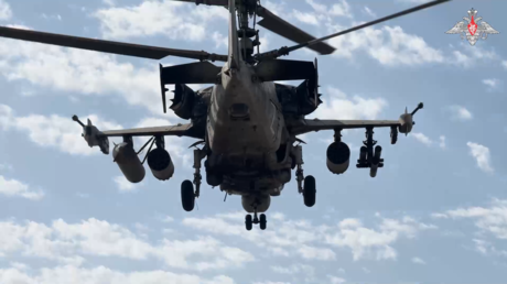 Dinámico video de un helicóptero ruso en acción contra el Ejército de Kiev