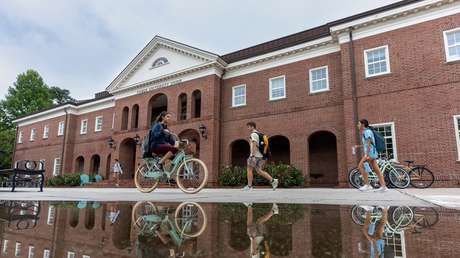 Universidad de EE.UU. insta a alumnos y personal a refugiarse tras informes de una persona armada