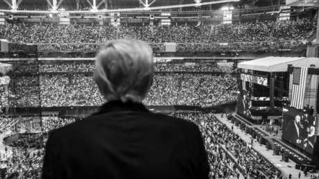 "Es el punto de inflexión": publican la foto de Trump en la ceremonia de despedida de Charlie Kirk