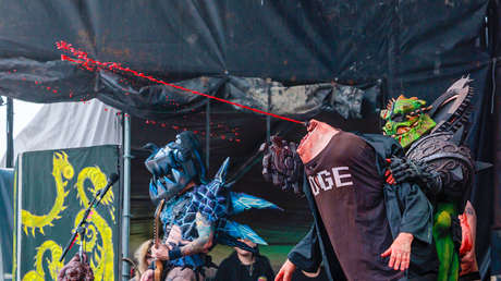 VIDEOS: Banda musical escenifica el asesinato de Trump y la decapitación de Musk en festival