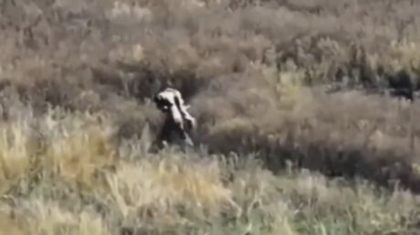 Jefe de pelotón ruso rescata sobre sus hombros a uno de sus soldados (VIDEO)