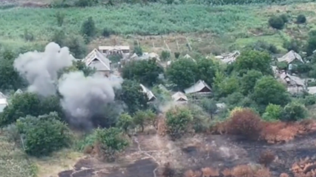 VIDEO: Tanquistas rusos hacen añicos un punto de control de drones enemigo