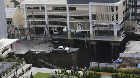 VIDEOS: Megasocavón 'se traga' una carretera llena de coches