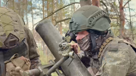 VIDEO: Dotación de mortero ruso impacta a fuerzas enemigas en dirección a Járkov