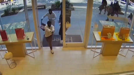 De película: unos 25 encapuchados asaltan una joyería a plena luz del día (VIDEO)