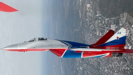 VIDEO: Pilotos rusos logran reproducir maniobra de acrobacia aérea mientras muestran paisajes