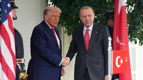 VIDEO: Trump le retira la silla a Erdogan en un raro gesto de cortesía