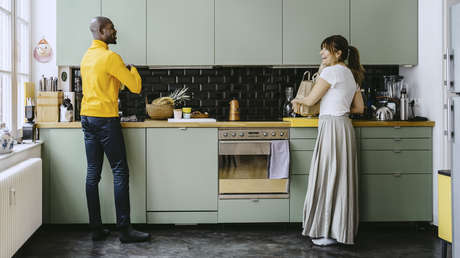 Trump impone aranceles del 50 % a gabinetes de cocina y 30 % a muebles tapizados