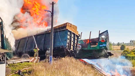Fuerte incendio tras descarrilar un tren de mercancías en Rusia (VIDEO)