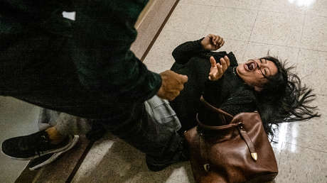 VIDEO: Un agente de ICE ataca a una migrante y provoca el reclamo de un aliado de Trump