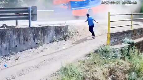 Hombre salva su vida a último momento en medio de un choque entre dos autobuses (VIDEO)