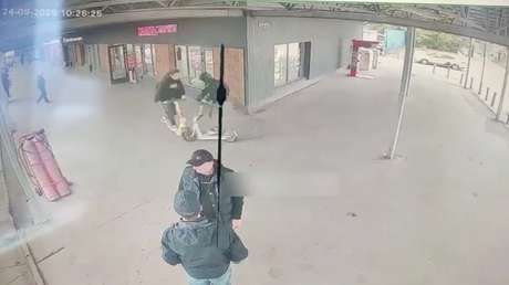 VIDEO: Dos conductores en patinete eléctrico chocan de frente y pasa esto