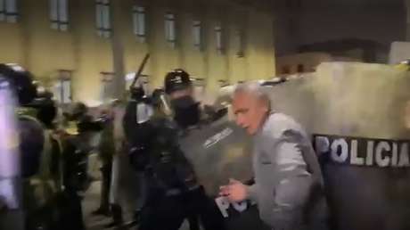 FUERTES IMÁGENES: Policía golpea con porra a un anciano en la cara durante marcha de la 'Generación Z' en Perú