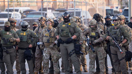 VIDEO: Repartidor escapa en bici de una decena de agentes de ICE en Chicago