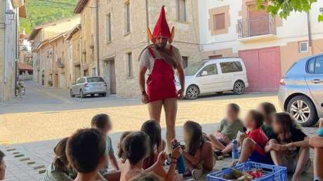 Desnudez y duchas mixtas: un campamento 'antiestigmas' para niños escandaliza España