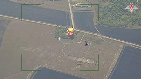VIDEO: El tándem ruso artillería-drones destruye material enemigo