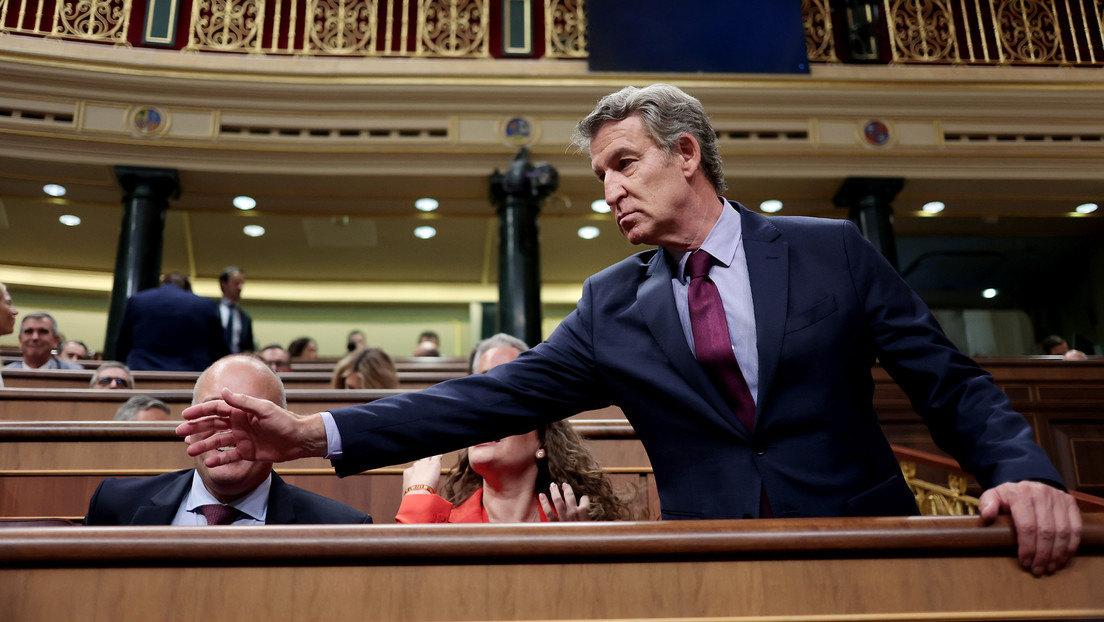 Feijóo, Vox y el relato: servir a los yates dividiendo a los camareros