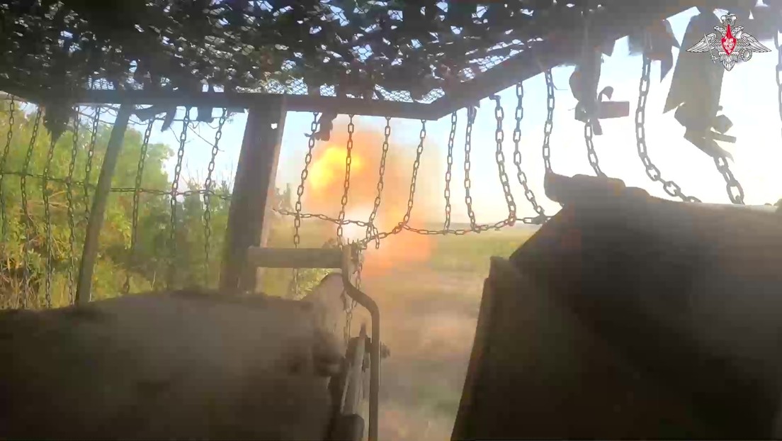VIDEO: Fuego de un tanque ruso arrasa posiciones de tropas ucranianas