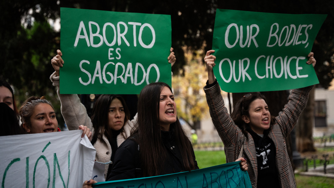 Un país europeo quiere blindar el aborto en la Constitución (pero tiene un problema)