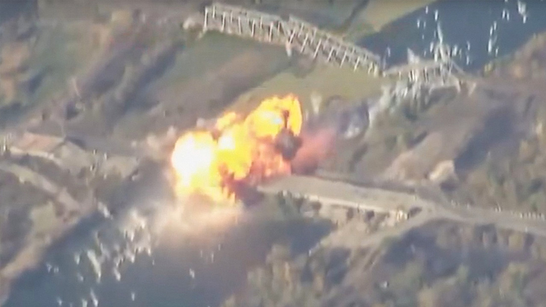 VIDEO: Enorme bomba guiada rusa arrasa un puente ucraniano de importancia logística