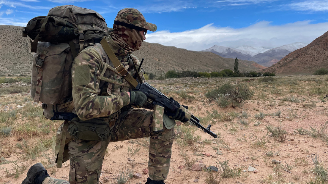 Militar ruso solo contiene a 12 ucranianos durante 17 horas