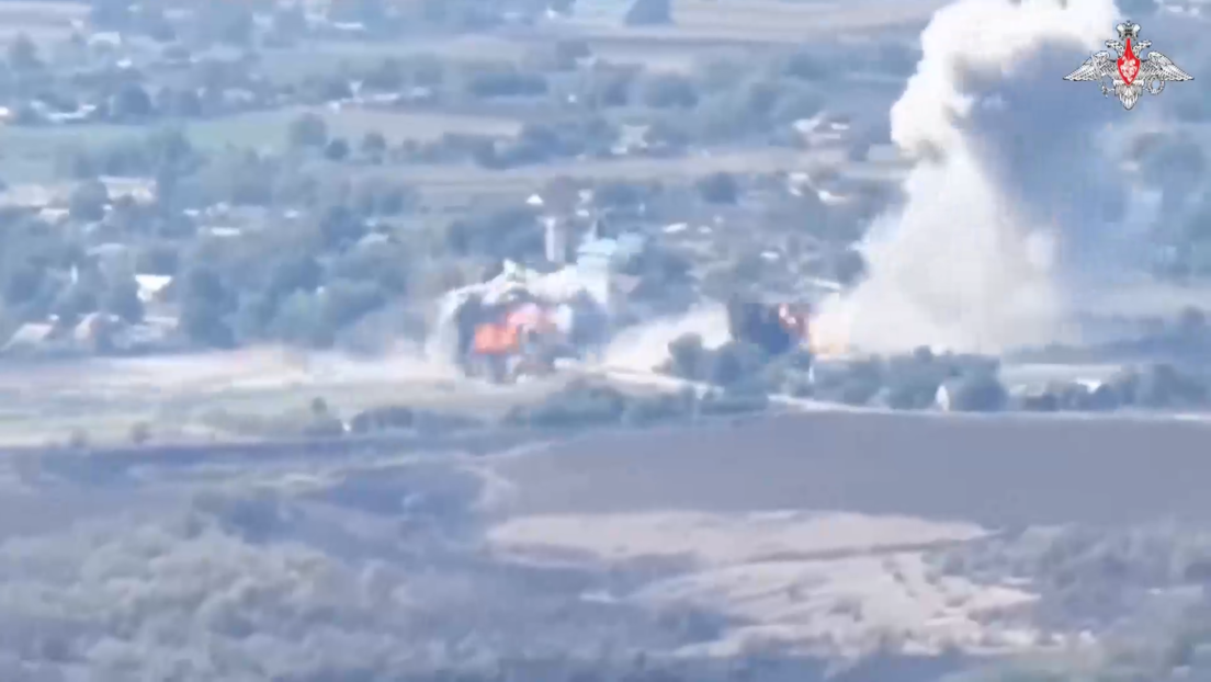 VIDEO: Combatientes rusos liberan una localidad de Zaporozhie e izan su bandera