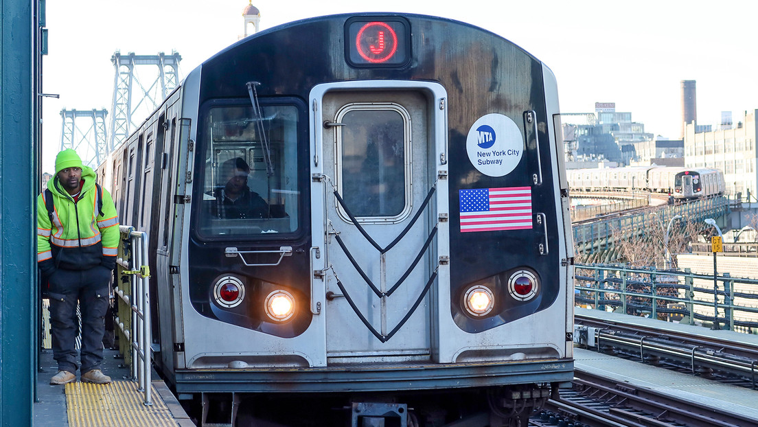 Dos adolescentes mueren en EE.UU. al intentar un peligroso 'trend' en el metro (VIDEO)