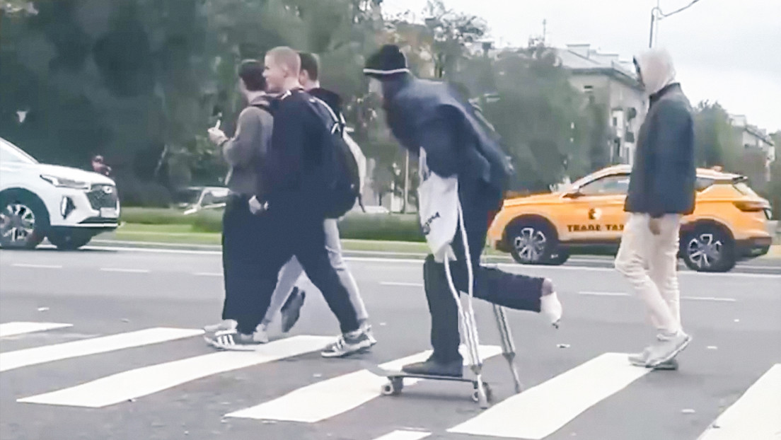 VIDEO: Un joven escayolado y con muletas se desplaza en monopatín