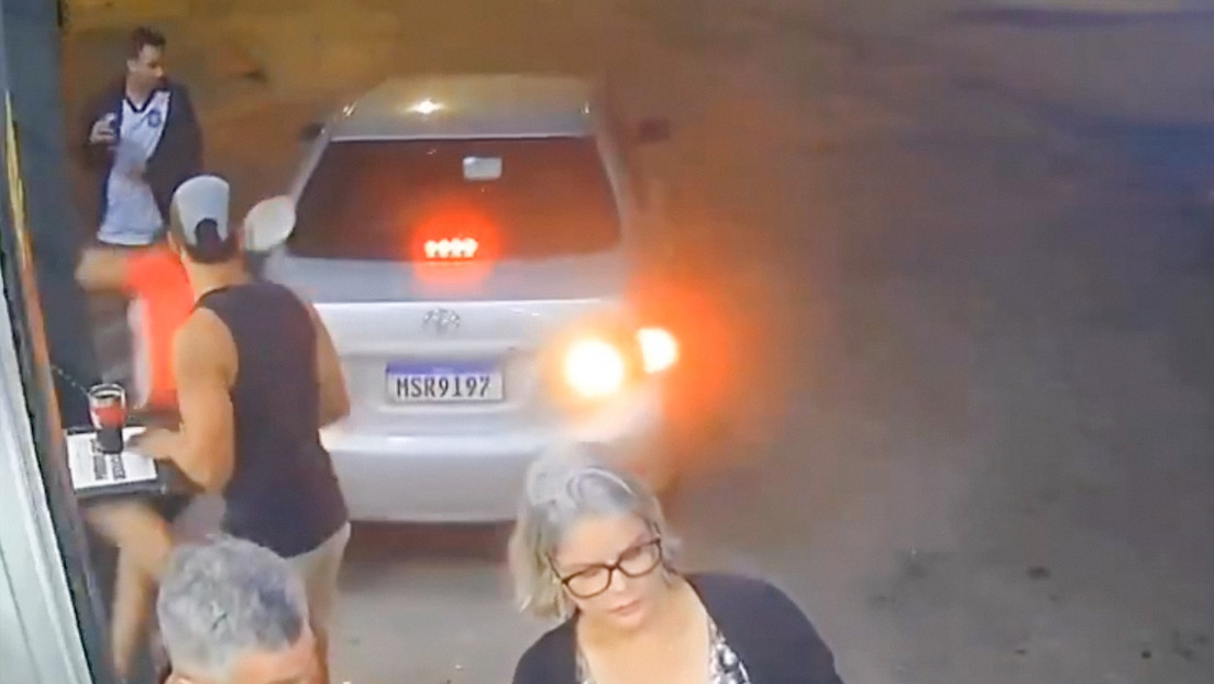 VIDEO: Conductor ebrio embiste a un grupo de personas en Brasil