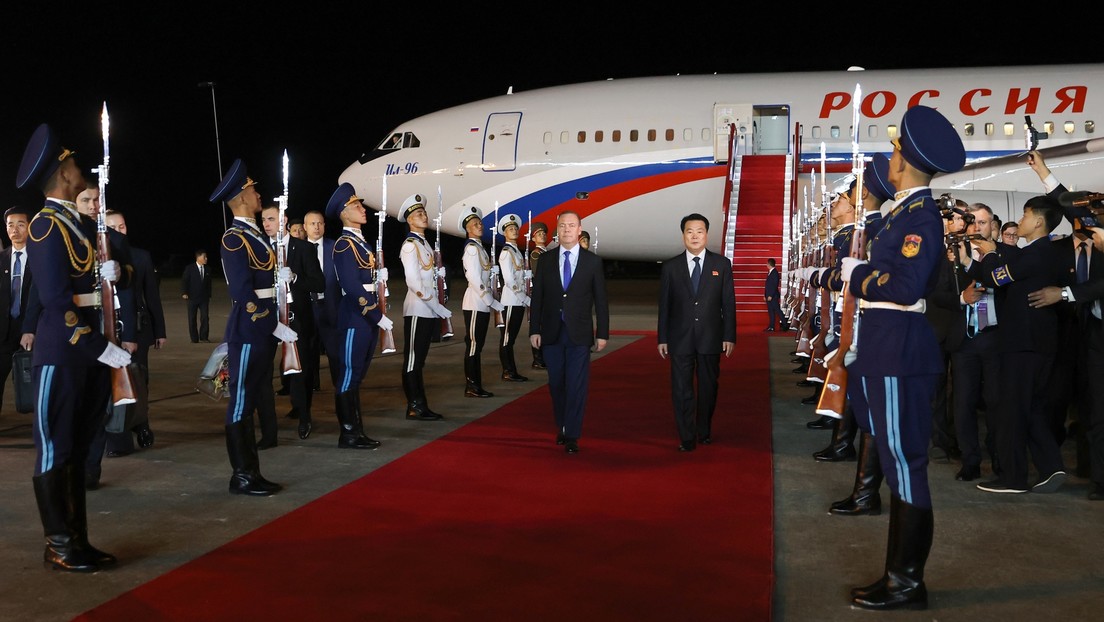 Medvédev en Pionyang: "Los amigos permanecen unidos. Los enemigos tiemblan"