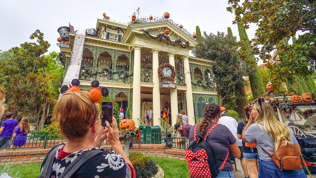 Mujer muere tras visitar una 'mansión embrujada' en un parque de Disney
