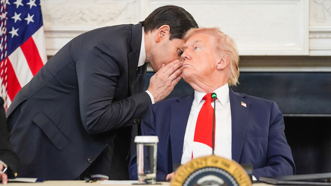 El momento en que Rubio entregó una nota misteriosa a Trump antes del anuncio de alto el fuego en Gaza