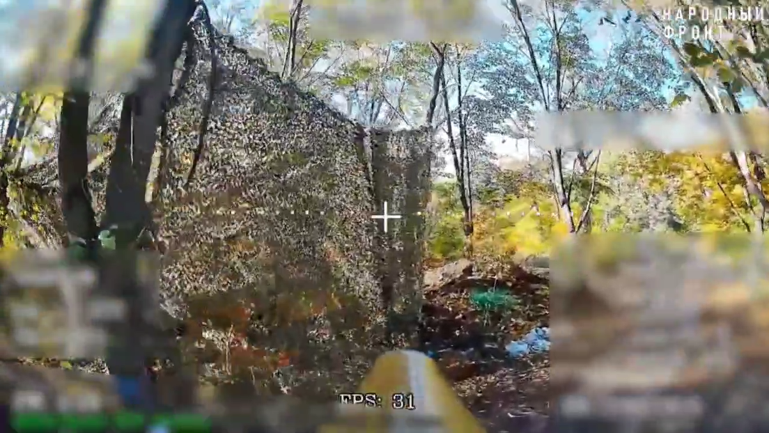 VIDEO: Drones FPV rusos aseguran la destrucción de un obús enemigo camuflado entre árboles